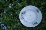 Porcelánový talíř s fialkami (na pověšení)