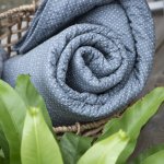 Bavlněný prošívaný přehoz - quilt  -  šedomodrý s drobnými puntíky