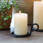 Černý kovový svícen spirel - Chic Antique