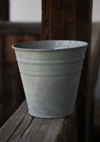 Plechový květník - květináč 1