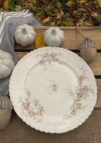 Talíř porcelánový s růžičkami