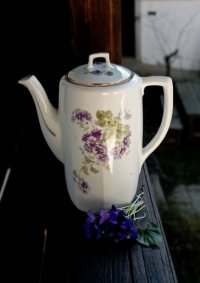 Konvička porcelánová s kvítky lila