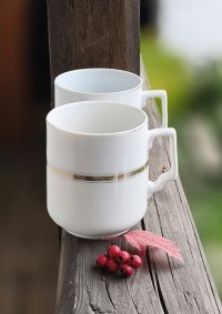 2 porcelánové hrnky se zlatou